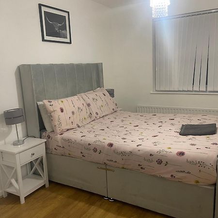New! 4 Bedroom London House With Garden And Lawn Екстериор снимка