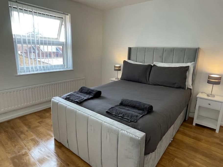New! 4 Bedroom London House With Garden And Lawn Екстериор снимка