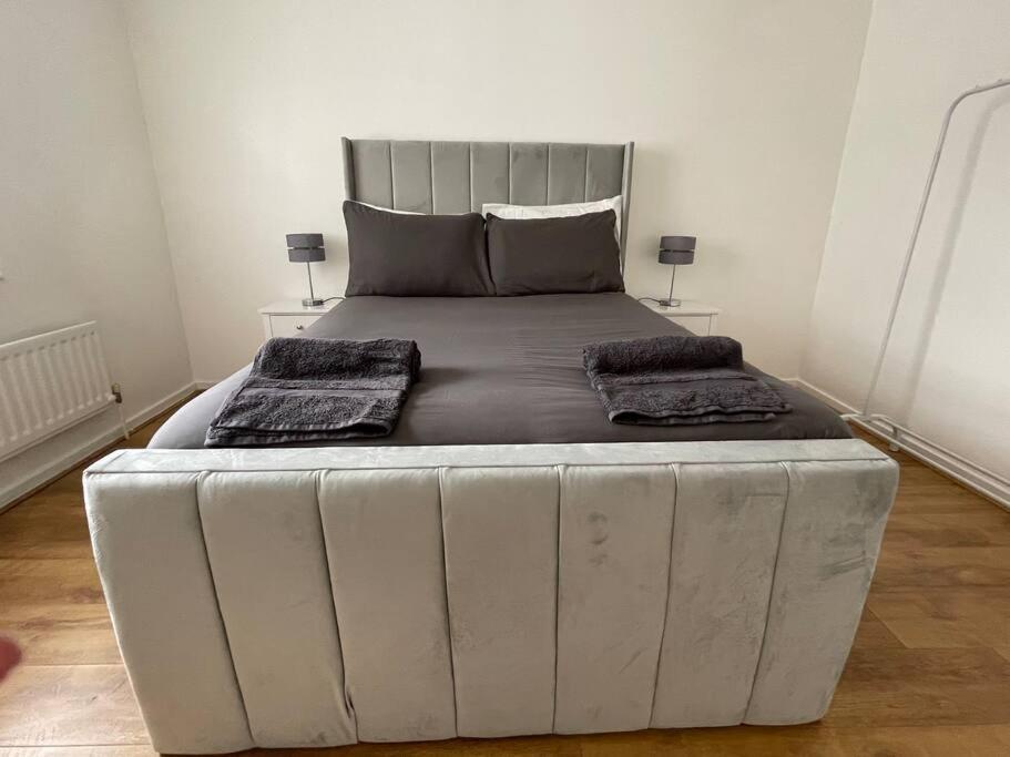 New! 4 Bedroom London House With Garden And Lawn Екстериор снимка