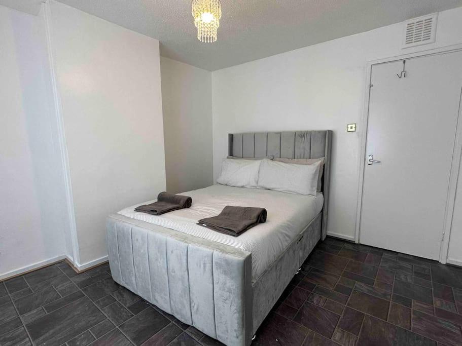 New! 4 Bedroom London House With Garden And Lawn Екстериор снимка