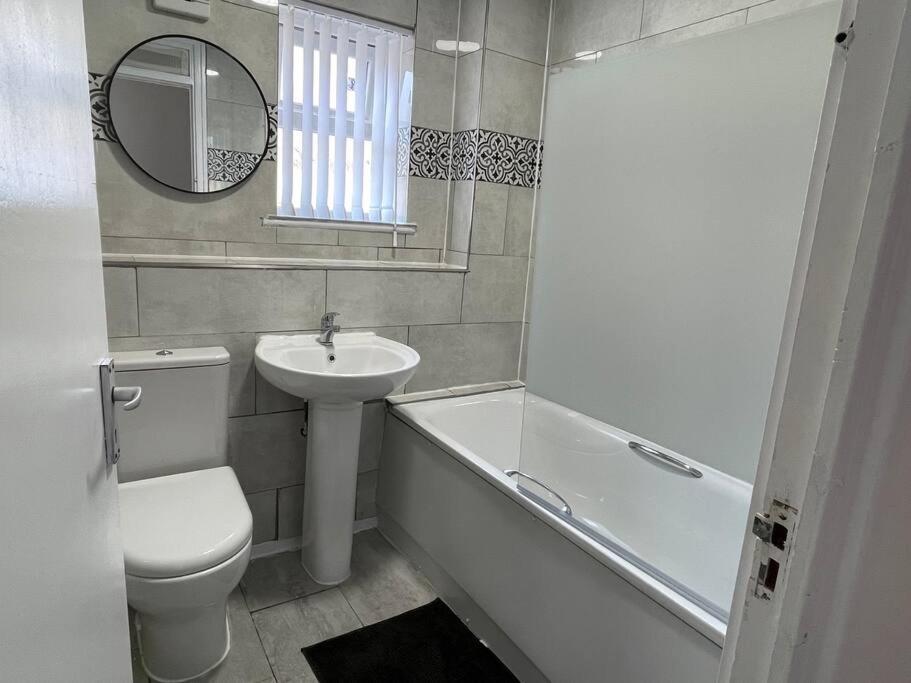 New! 4 Bedroom London House With Garden And Lawn Екстериор снимка