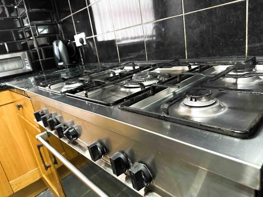 New! 4 Bedroom London House With Garden And Lawn Екстериор снимка
