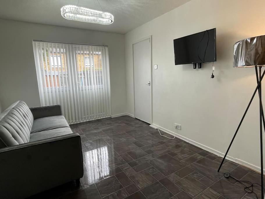 New! 4 Bedroom London House With Garden And Lawn Екстериор снимка