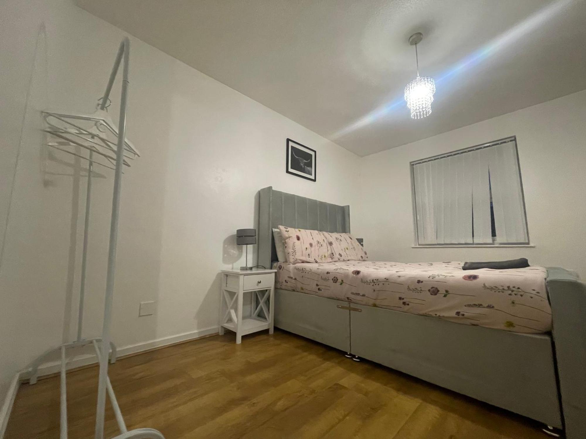 New! 4 Bedroom London House With Garden And Lawn Екстериор снимка